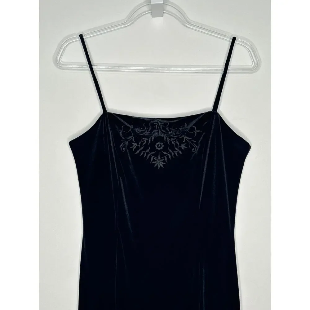 Dressbarn Collection 1990s Black Velvet Embroidered Gown formal sexy 6